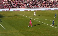 这次有点假了😁南雄太退役告别赛复刻神迹，将球扔进自家大门